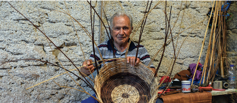 Production de vannerie par la méthode traditionnelle à Volax, sur l’île de Tinos en Grèce